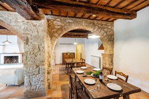 Dining - A total immersion in greenery and tranquillity. (Pioraco)