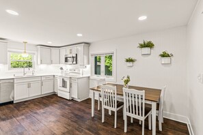 Private kitchen - NEW • Unique Design • Fully Loaded Kitchen (Port Washington)