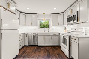 Private kitchen - NEW • Unique Design • Fully Loaded Kitchen (Port Washington)