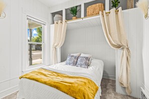 3 bedrooms, iron/ironing board, WiFi, bed sheets - NEW • Unique Design • Fully Loaded Kitchen (Port Washington)