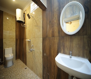 Shower, rainfall showerhead, towels - Yellow Residency (Puducherry)