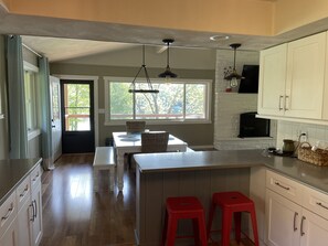 Dining - Spacious Apple Canyon Lake home - just minutes from Galena, Illinois (Apple River)