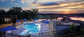 Spacious Apple Canyon Lake home - just minutes from Galena, Illinois