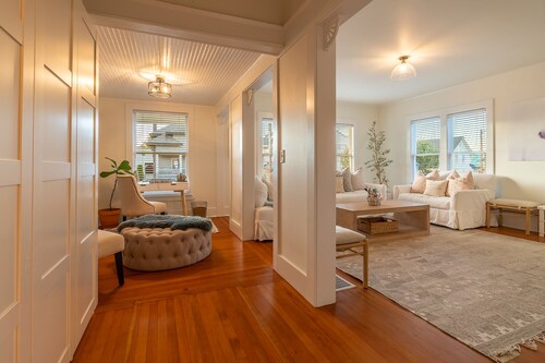 NEW Best LOCATION in Downtown Edmonds
