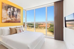 2 makuuhuonetta, tallelokero huoneessa, työpöytä, silitysrauta/-lauta