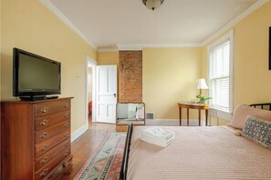 2 bedrooms, desk, WiFi, bed sheets