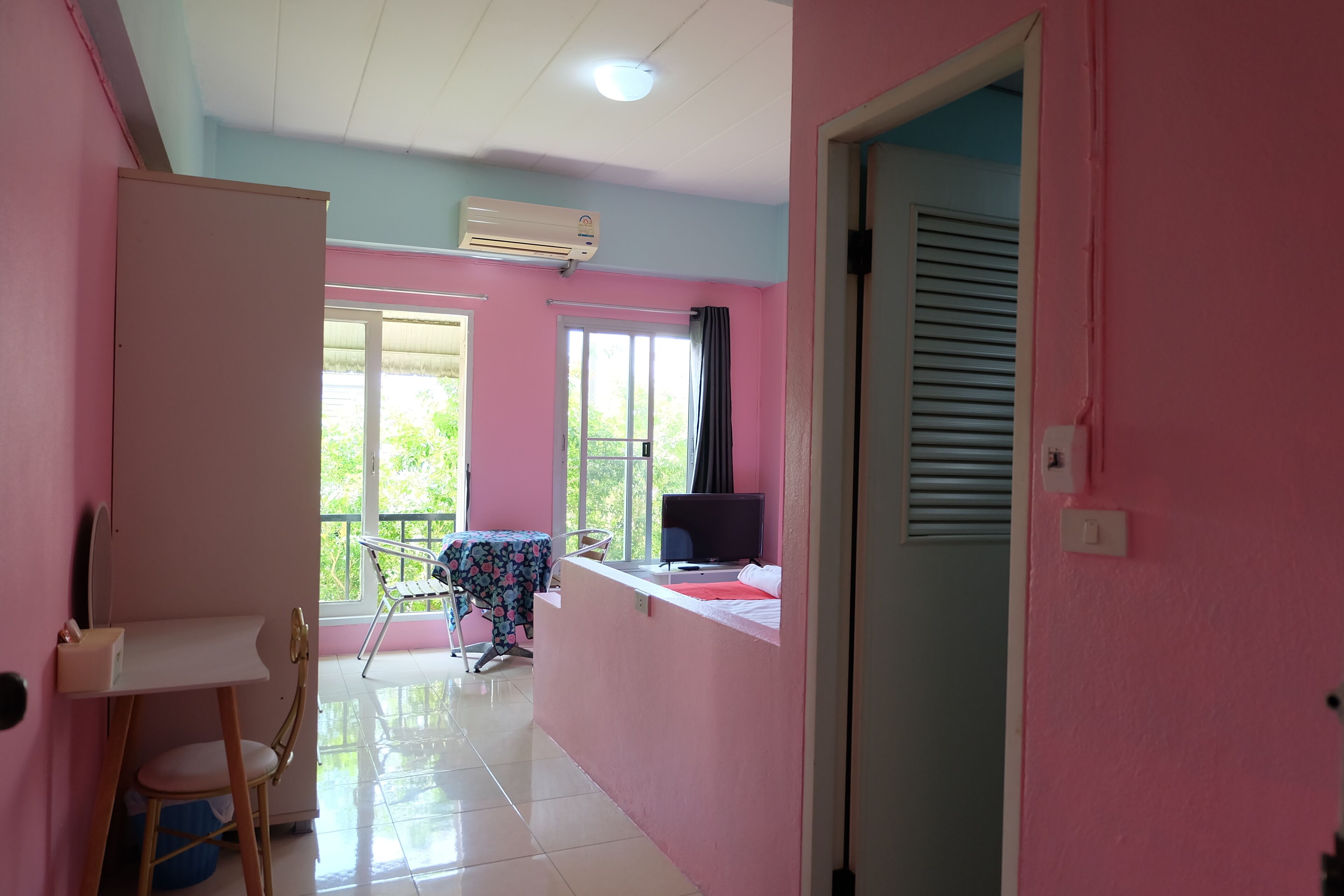 Deluxe Double Room | Laptop workspace, bed sheets