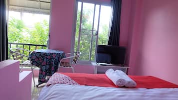 Quarto casal luxo | Espaço de trabalho para notebook, roupa de cama