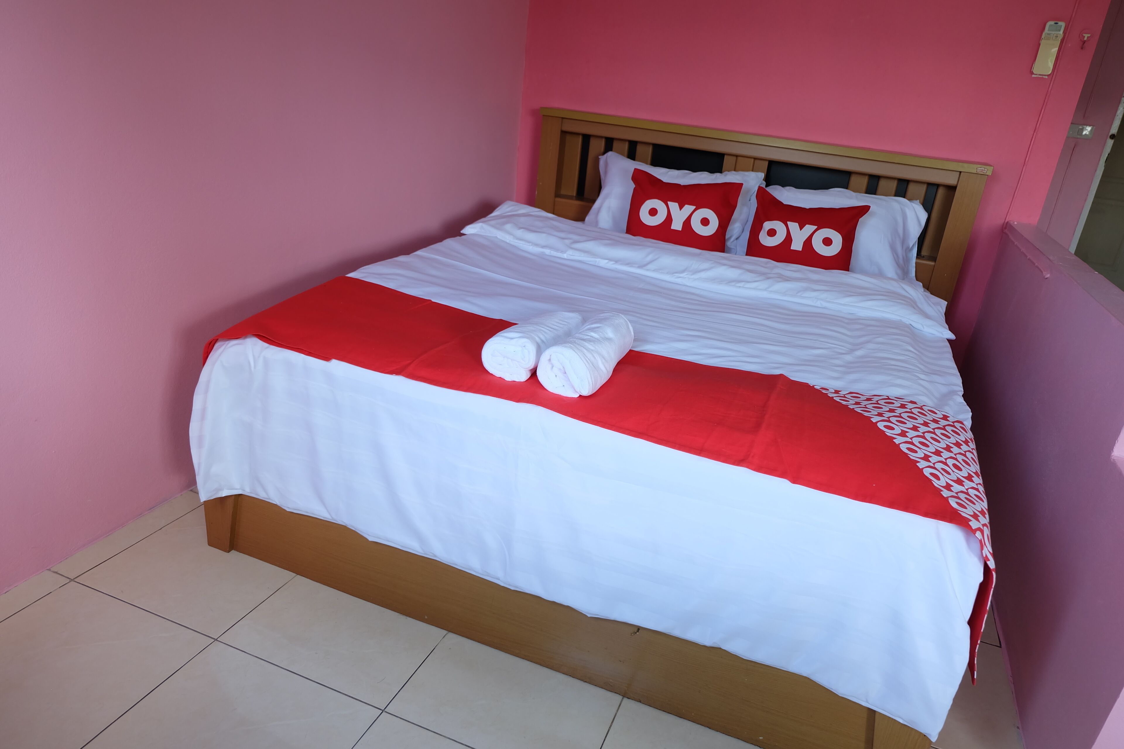 ห้องดีลักซ์ดับเบิล | พื้นที่ทำงานแบบใช้แล็ปท็อป, ผ้าปูที่นอน