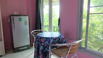 Deluxe Double Room | Laptop workspace, bed sheets