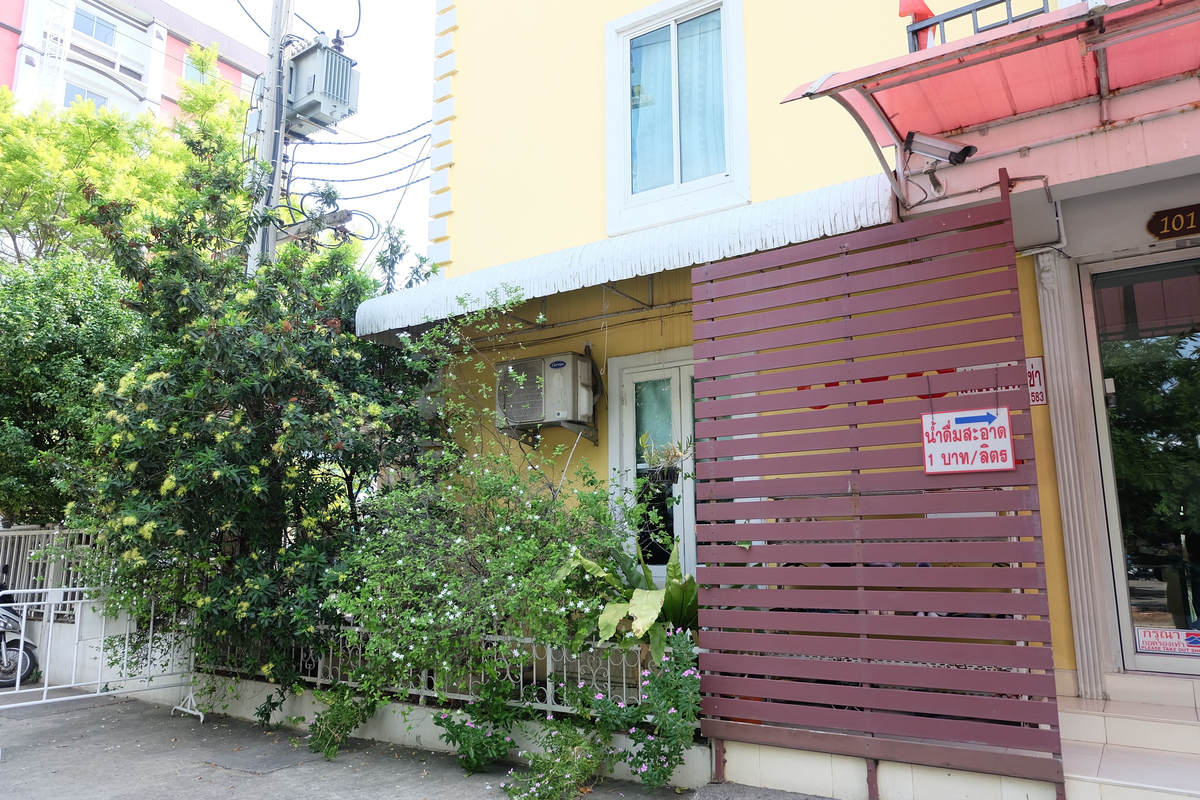 施設の正面
