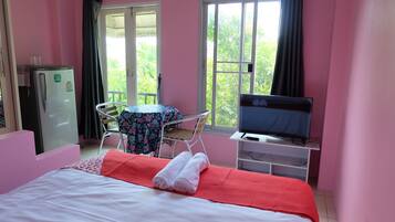 Deluxe Double Room | Laptop workspace, bed sheets