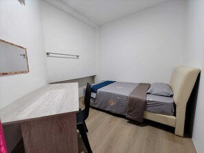 Habitación individual | Espacio para trabajar con laptop, wifi gratis y ropa de cama 