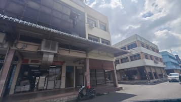 Vista frontal de la propiedad