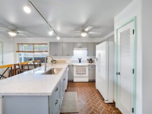 Køleskab, mikrobølgeovn, ovn, kogeplade