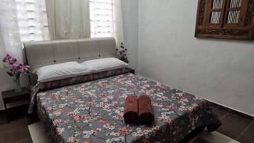Deluxe Double Room | Laptop workspace, free WiFi, bed sheets