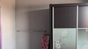 Family Room | 1 bilik tidur, ruang kerja komputer riba, Wi-fi percuma, cadar katil