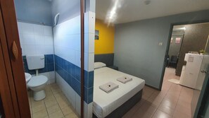 Standard Double Room, 1 Queen Bed | Bathroom