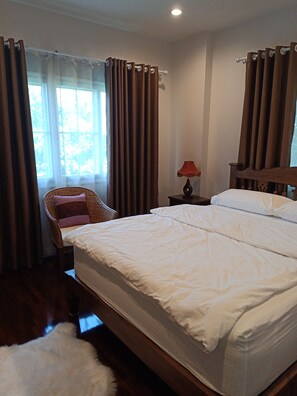 Deluxe Triple Room | Desk, laptop workspace, bed sheets - At Wara Bed And Breakfast (San Sai)
