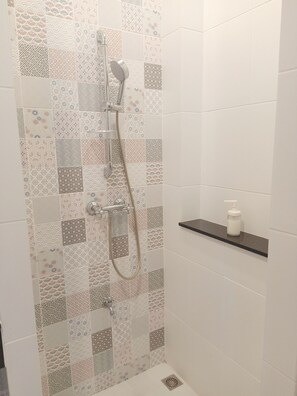 Deluxe-dobbeltværelse | Badeværelse | Bruser, hårtørrer, bidet, håndklæder