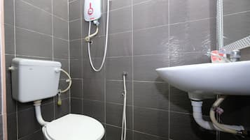 Douche, serviettes fournies, papier toilette