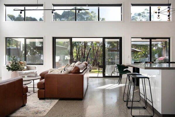 Smart TV, fireplace, books - Unique Villa Amore With hot Swim spa in Daylesford (Hepburn)