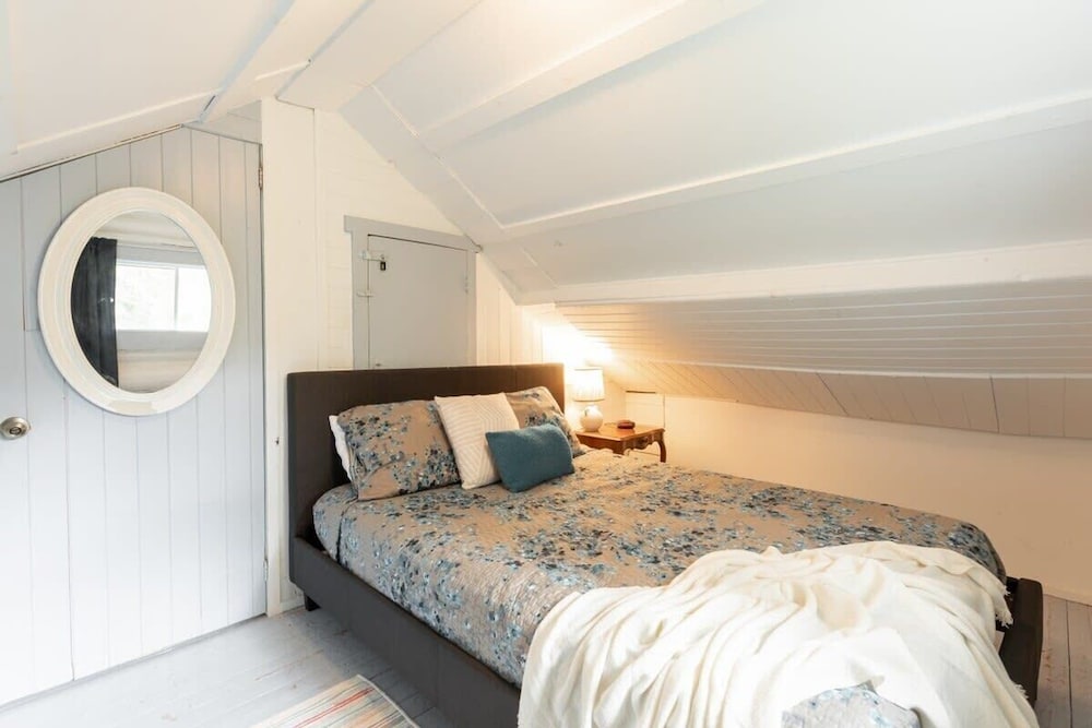 Rustic charm, lake/ beach access StAdolphed'Howard Vrbo