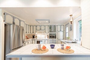 Kylskåp, mikrovågsugn, ugn och spishäll