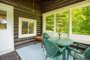 Outdoor dining - Rustic charm, lake/ beach access (Saint-Adolphe-d'Howard)