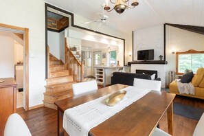 Televisión, chimenea y libros 