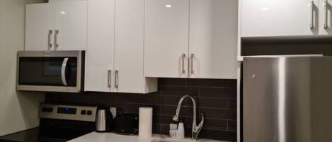 Microondas, horno, parrilla de estufa y lavavajillas