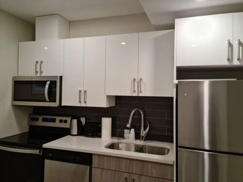 Creekwood Luxury 1 Bed Lower Level Suite