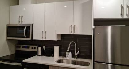 Creekwood Luxury 1 Bed Lower Level Suite