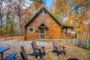 Terrace/patio - Secluded 2BR CABIN + Hot Tub/ Arcade/ VIEWS! (Gatlinburg)