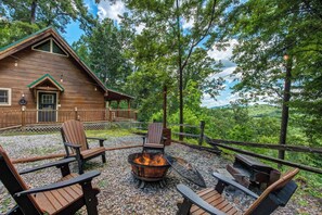 Terrace/patio - Secluded 2BR CABIN + Hot Tub/ Arcade/ VIEWS! (Gatlinburg)