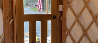Cozy yurt just a short distance to Seward boat harbor and downtown. 