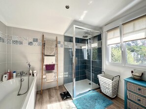 Dusche, Haartrockner, Handtücher