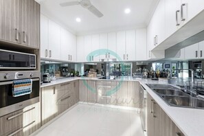 Luxury Townhome | Private kitchen | Fridge, microwave, oven, stovetop - ZENHOUSE STYLISH - 3BR Home near Shops (Muirhead)