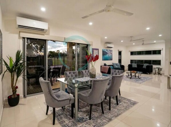 Luxury Townhome | In-room dining - ZENHOUSE STYLISH - 3BR Home near Shops (Muirhead)