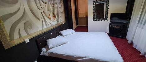 エクスクルーシブ ルーム | バスルーム | 浴槽、ヘアドライヤー、タオル