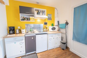 Refrigerador, microondas, horno y cafetera y tetera 