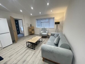 Smart TV - A Newly Built 2023 Apartment (Oxford)