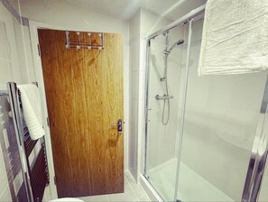 Secador de cabelo, toalhas de banho, sabonete, papel higiênico