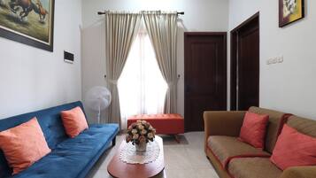 Villa, 3 habitaciones, balcón | Área de sala de estar | Televisión de pantalla plana