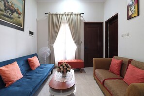 Villa, 3 chambres, balcon | Aire de séjour | Téléviseur à écran plat