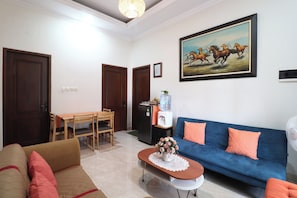 Villa, 3 Bedrooms, Balcony | Living area | Flat-screen TV - Bisma Balcony Homestay (Pogung Lor)