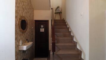 Villa, 3 chambres, balcon | Aire de séjour | Téléviseur à écran plat