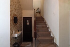 Villa, 3 chambres, balcon | Aire de séjour | Téléviseur à écran plat