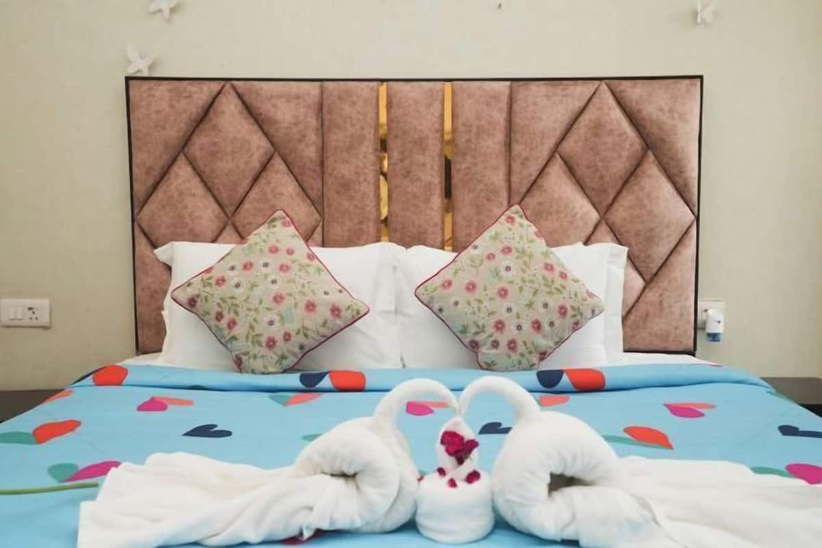 Desk, free WiFi, bed sheets