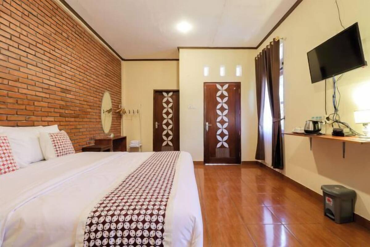 Escritorio y ropa de cama